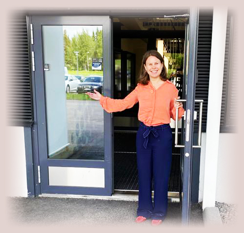 hanna-opens-door2
